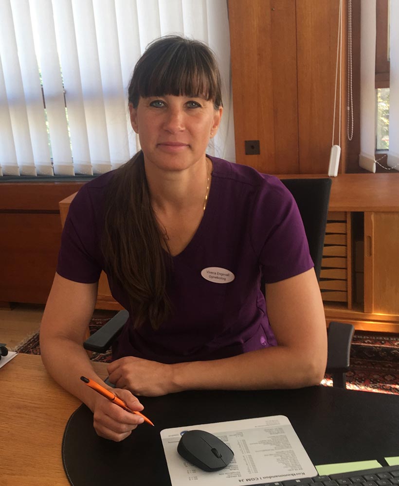 Viveca Engevall sitter vid ett skrivbord på en gynekologmottagning i Helsingborg